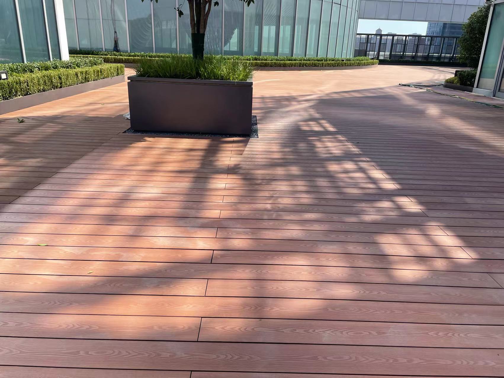 南京顶级商场屋顶花园深压纹塑木地板